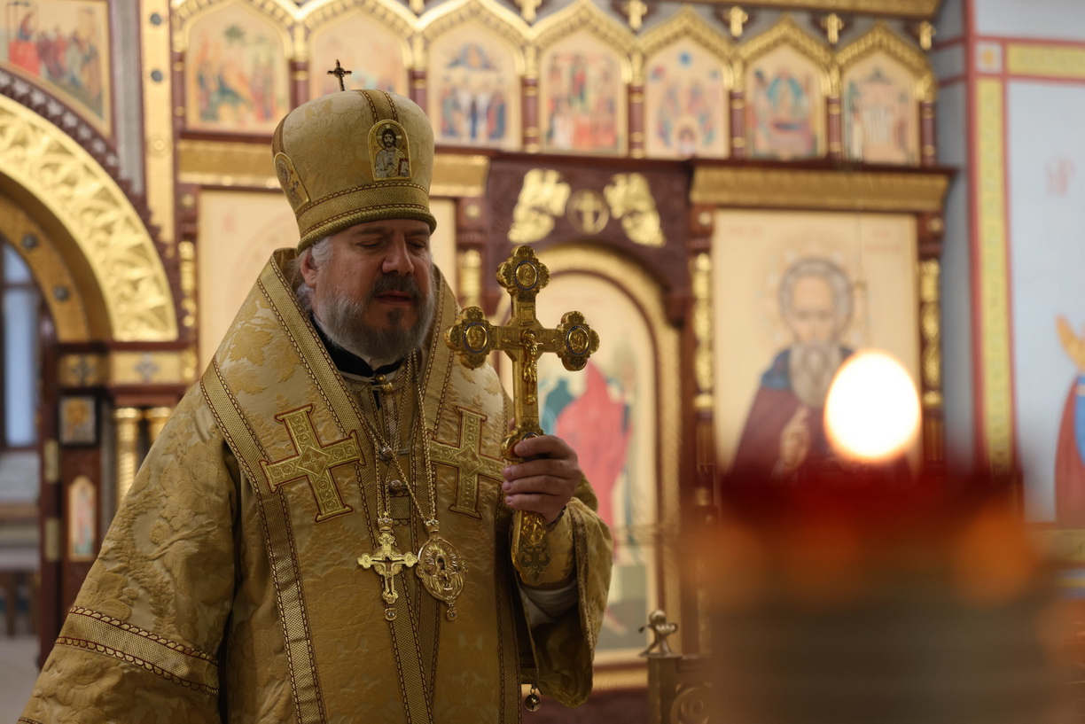 В день памяти святителя Иоанна Златоуста епископ Николай совершил Божественную литургию в Казанском соборе.