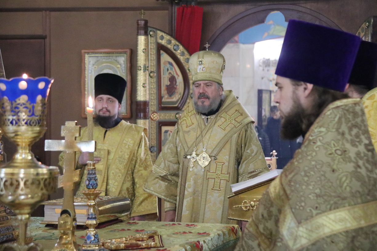 Епископ Находкинский и Преображенский Николай возглавил всенощное бдение в Казанском соборе.