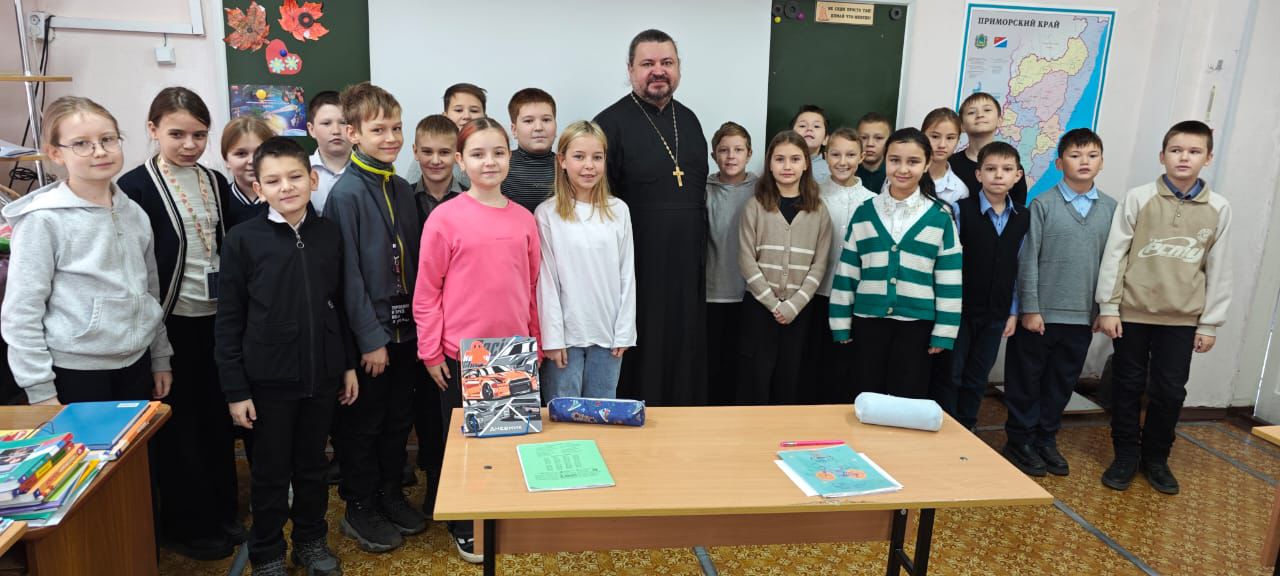Священник провел беседу со школьниками о Рождестве Христовом.