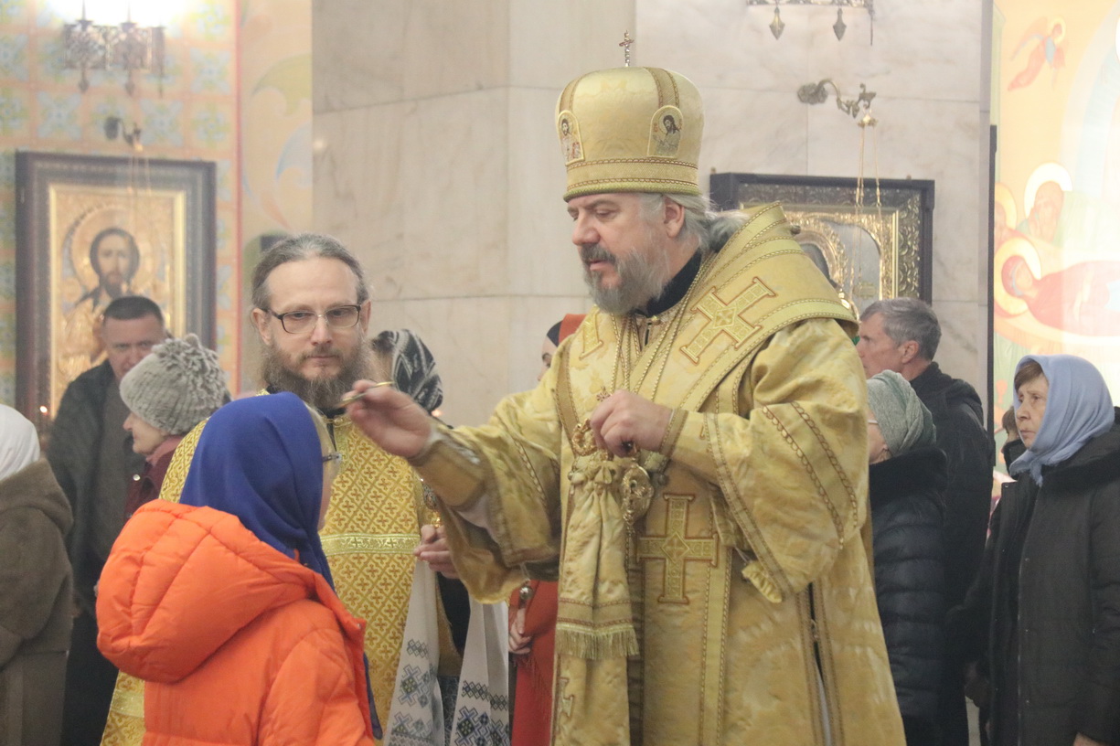Епископ Находкинский и Преображенский Николай возглавил всенощное бдение в Казанском соборе.