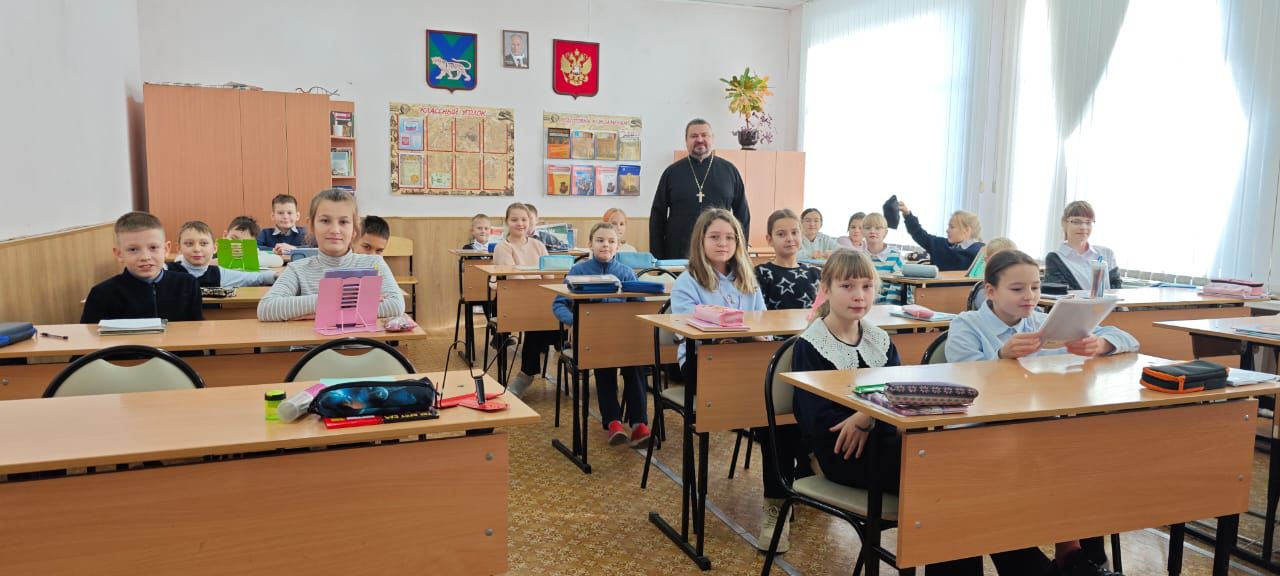Священник побеседовал со школьниками о Рождестве Христовом.
