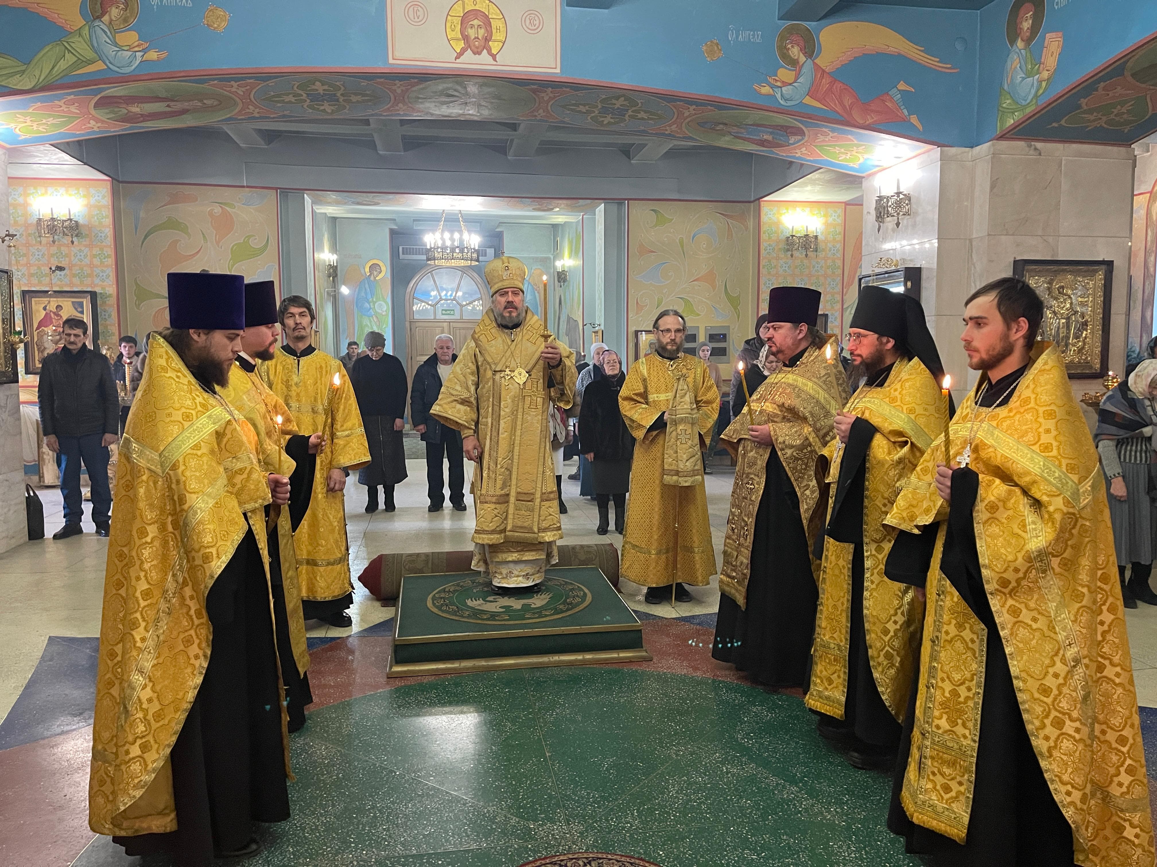 Епископ Находкинский и Преображенский Николай возглавил всенощное бдение в Казанском соборе.