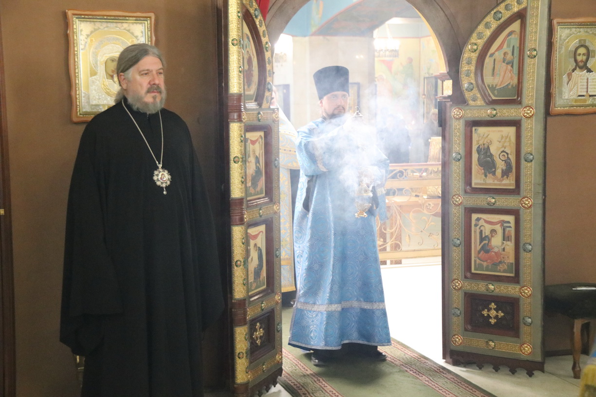 Епископ Находкинский и Преображенский Николай возглавил всенощное бдение в Казанском соборе.