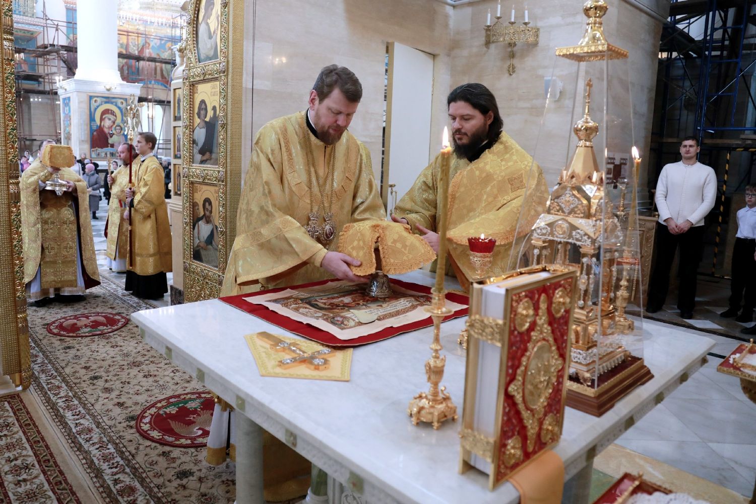 Глава Приморской митрополии совершил Божественную литургию в Спасо-Преображенском соборе