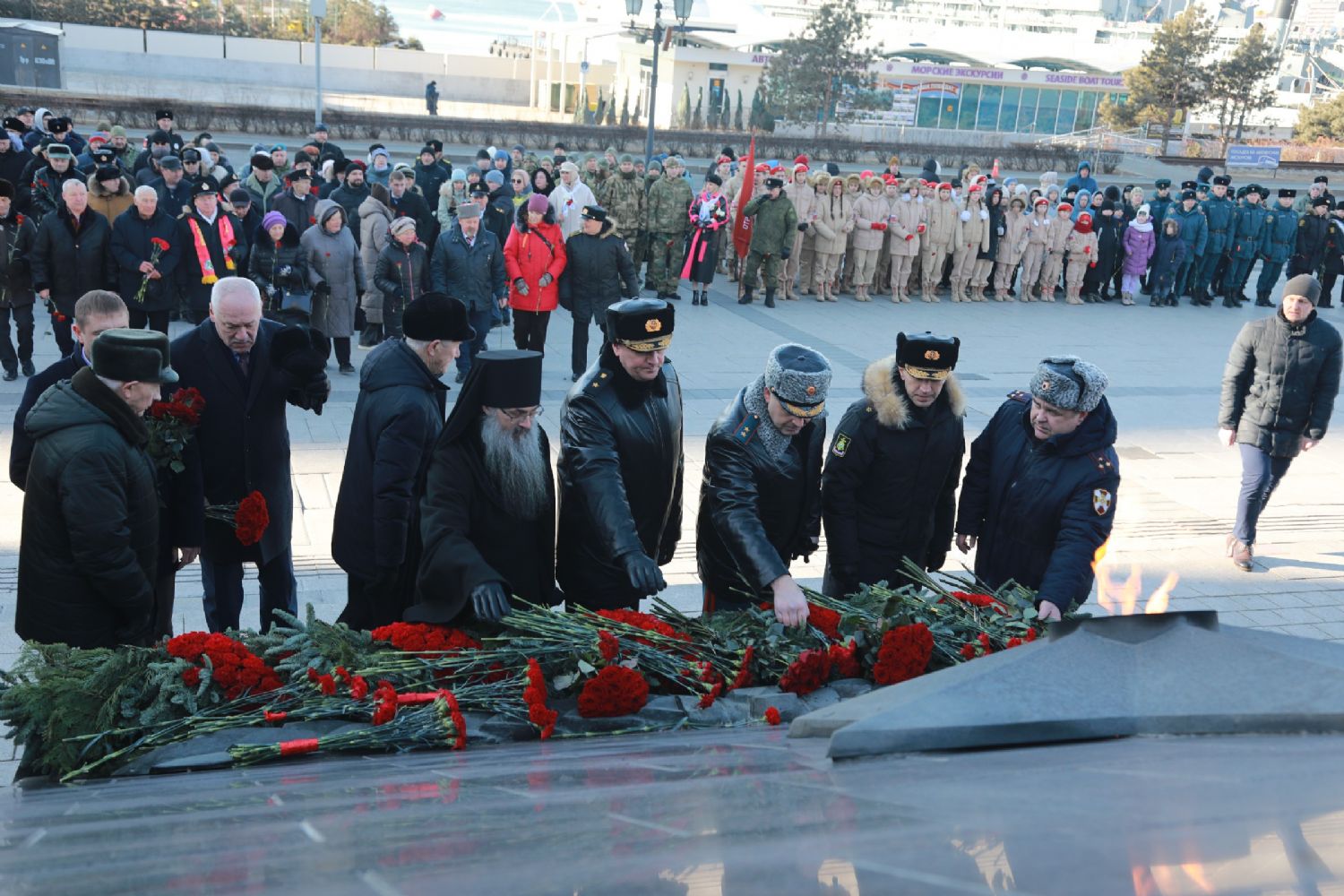 В церемонии возложения цветов у воинского мемориала в честь праздника защитников Отечества участвовал викарий Владивостокской епархии
