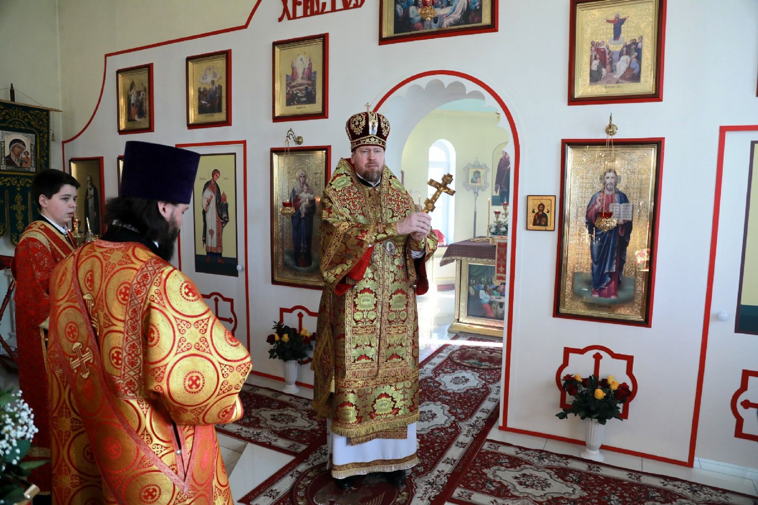 Глава Приморской митрополии совершил Божественную литургию в храме новомучеников и исповедников Церкви Русской