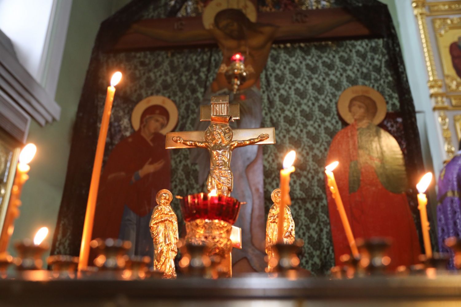 Во всех храмах и монастырях Владивостокской епархии молятся о жертвах теракта в концертном зале «Крокус Сити Холл»