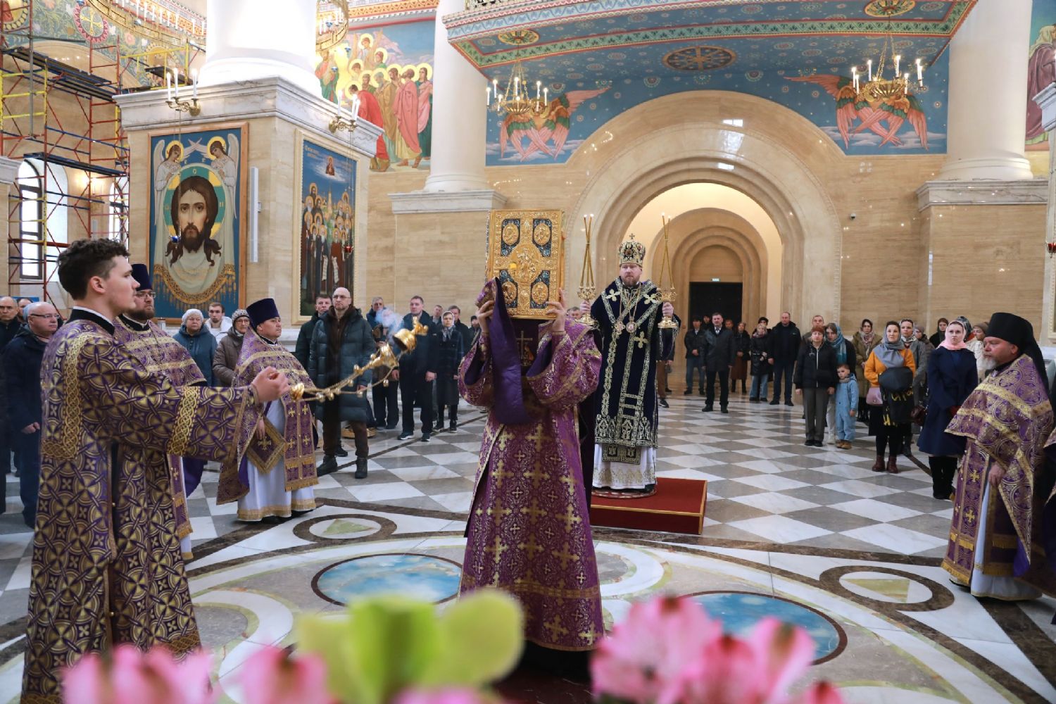 Глава Приморской митрополии совершил Божественную литургию и чин Торжества Православия в Спасо-Преображенском соборе