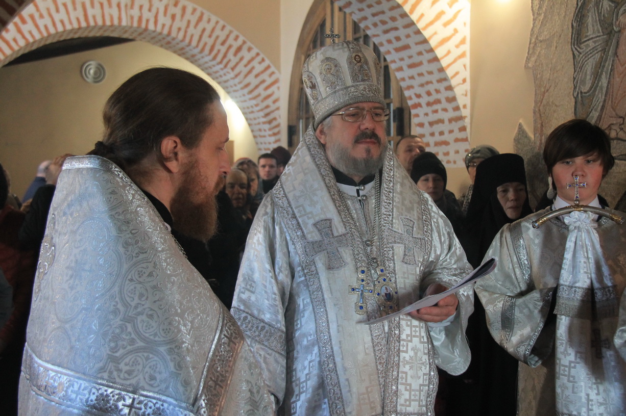 Во Вселенскую родительскую субботу епископ Николай возглавил Божественную литургию в Свято-Максимовском храме г. Находки.