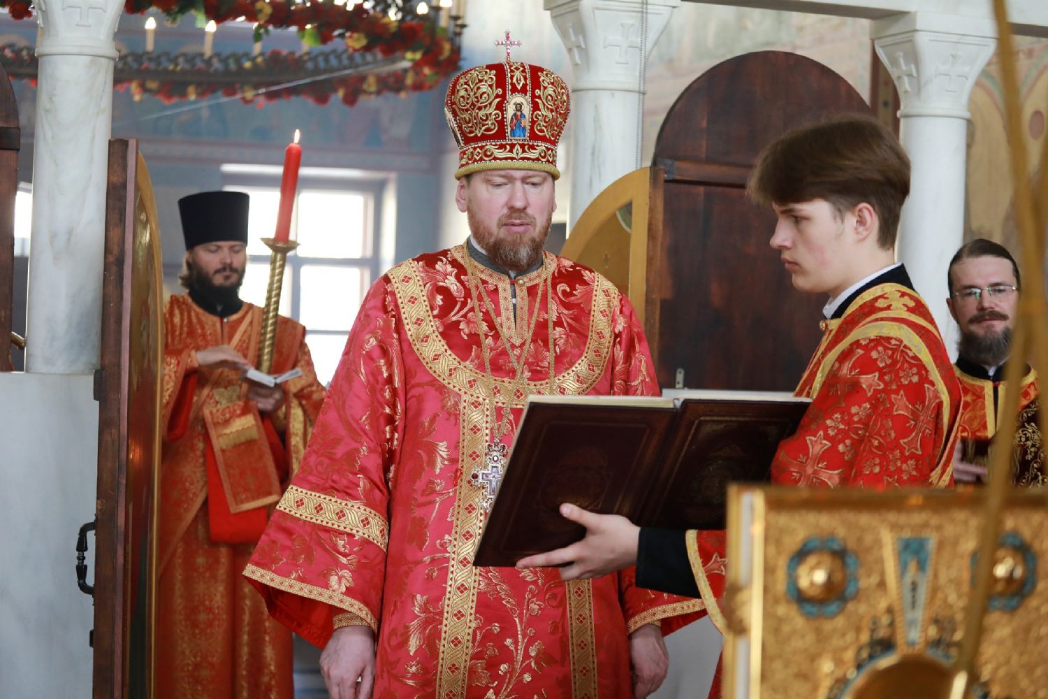 В Светлую субботу глава Приморской митрополии совершил Божественную литургию в храме Казанской иконы Божией Матери