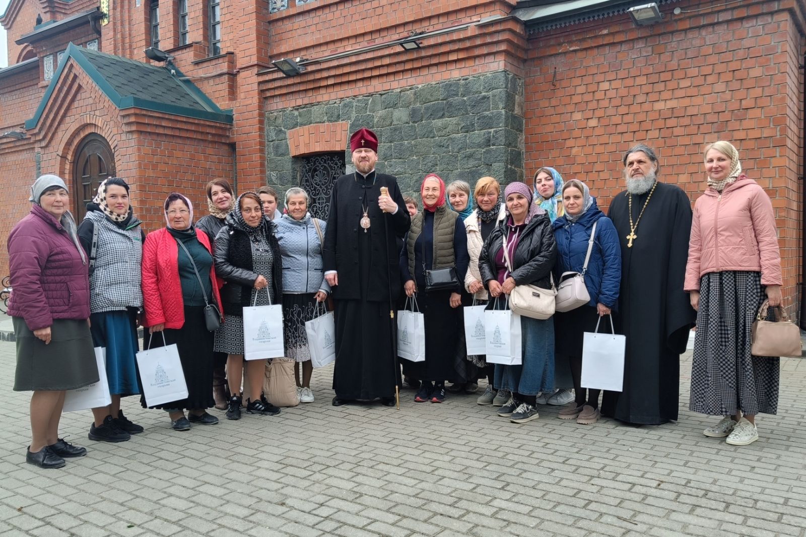 Глава Приморской митрополии встретился с паломниками из Донбасса
