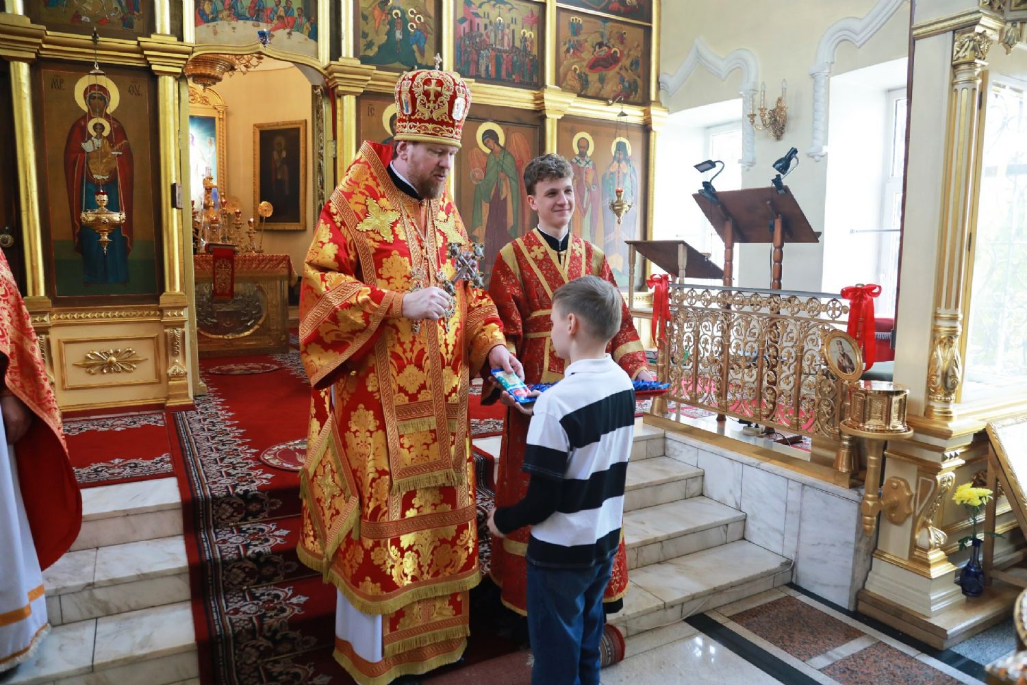 Глава Приморской митрополии совершил Божественную литургию в Свято-Никольском кафедральном соборе