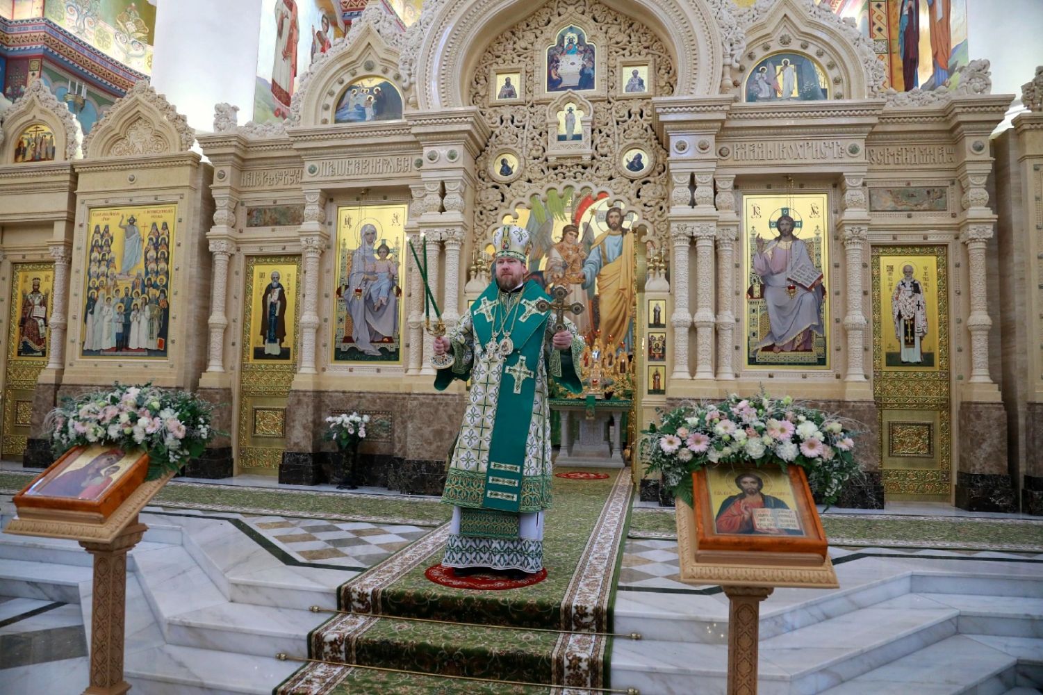 В праздник Святой Троицы митрополит Владимир совершил Божественную литургию в Спасо-Преображенском соборе