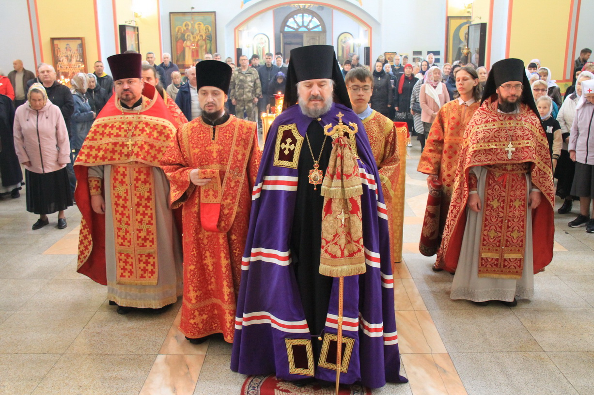 В Неделю 5-ю по Пасхе, о самаряныне, епископ Находкинский и Преображенский Николай совершил Божественную литургию в Казанском Кафедральном соборе г. Находки.