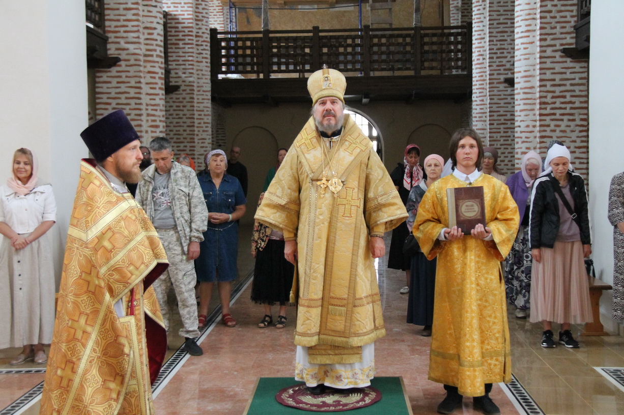 Епископ Находкинский и Преображенский Николай совершил Божественную литургию в в храме прп. Максима Исповедника г. Находки.