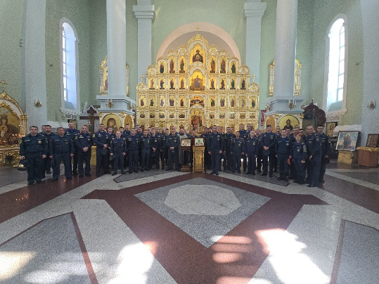 В Покровском соборе совершили молебен для сотрудников МЧС