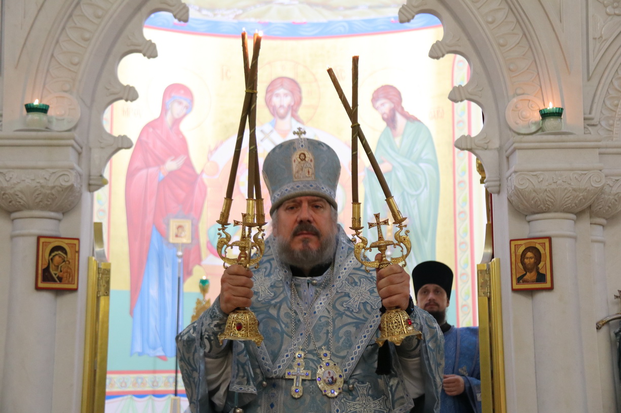 В канун праздника Рождества Богородицы епископ Николай совершил всенощное бдение в Казанском соборе г. Находки.