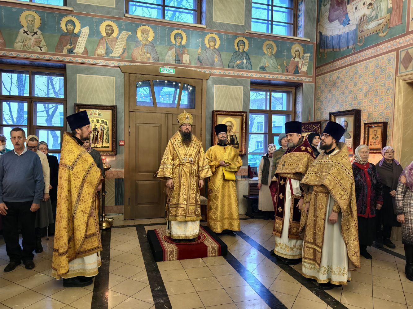 Митрополит Павел совершил Божественную литургию в Казанском храме
