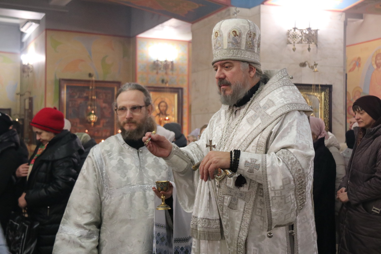 Епископ Николай возглавил Рождественское вечернее богослужение.