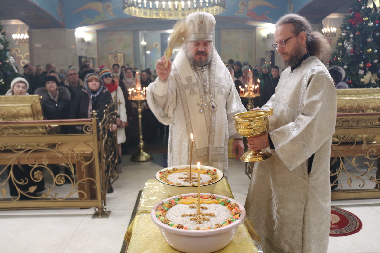 В Рождественский сочельник епископ Находкинский и Преображенский Николай возглавил праздничное богослужение в Казанском Кафедральном соборе г. Находки.