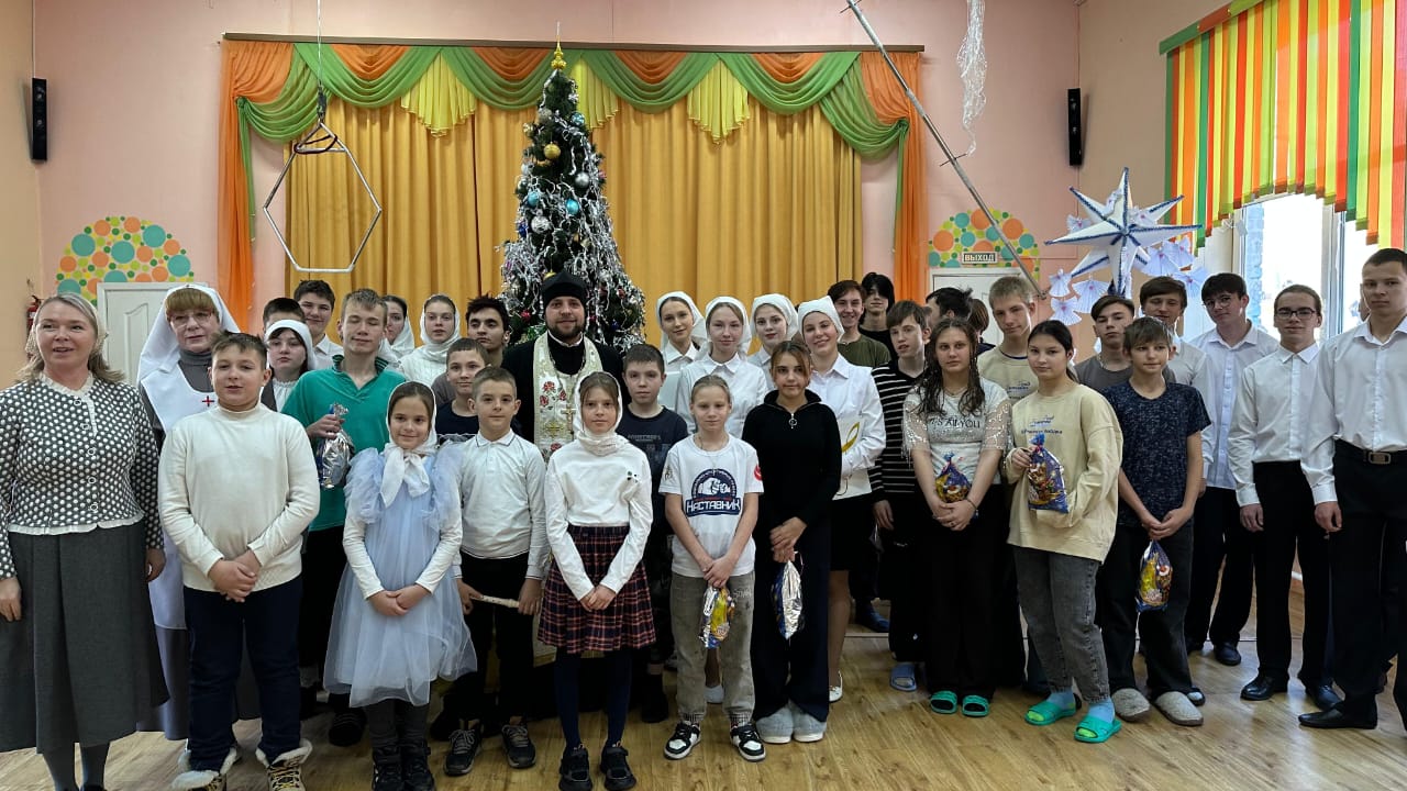 Воспитанников Десткого дома поздравили с Рождеством Христовым.