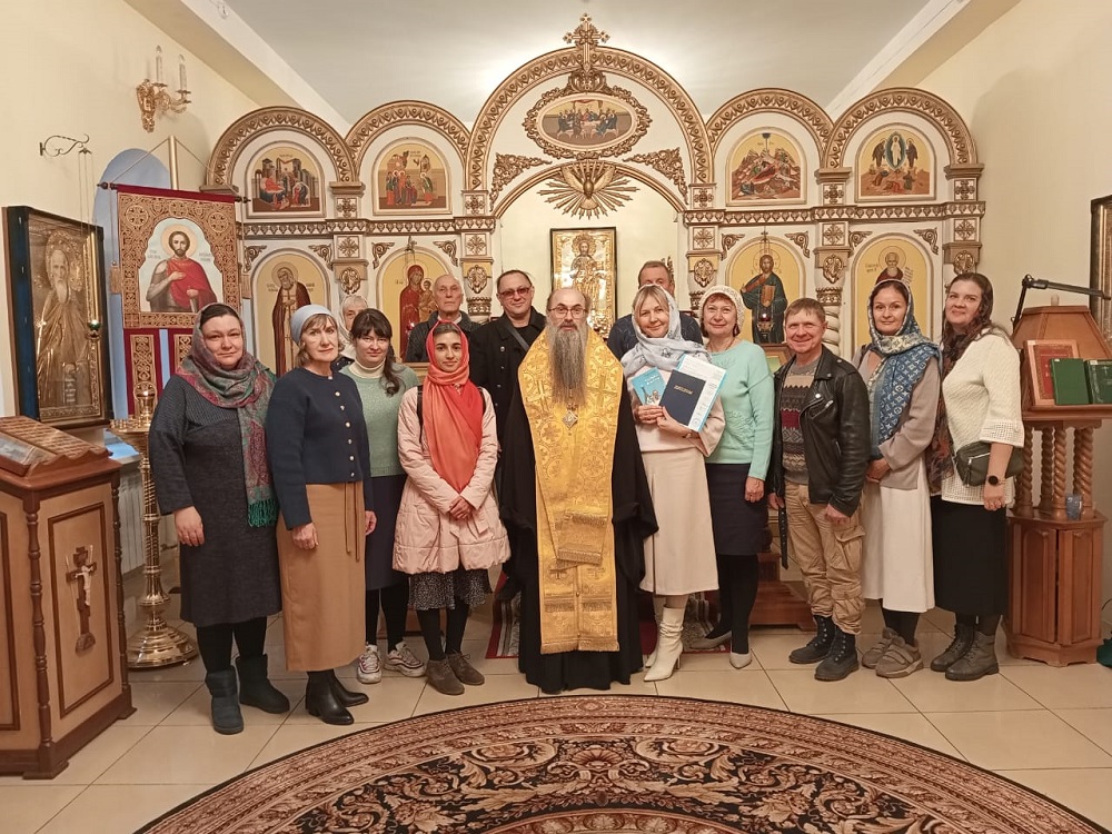 Епископ Иннокентий встретился с выпускниками Центра