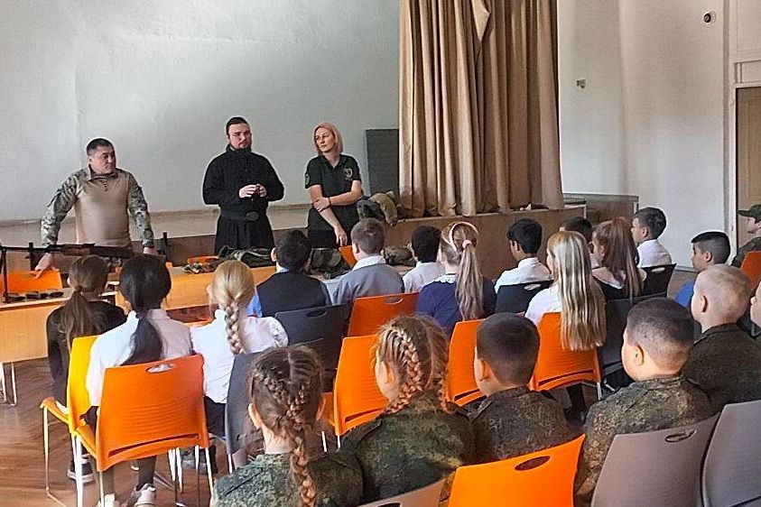 Инок Дионисий провел урок мужества для артемовских школьников