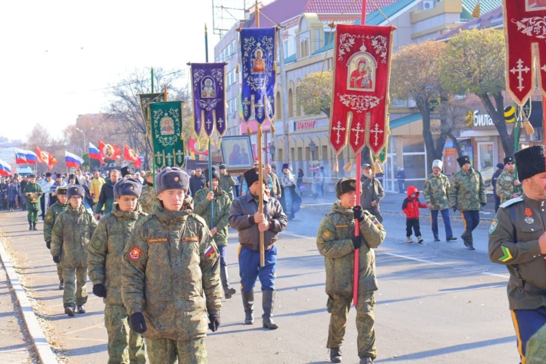 В День народного единства православные Уссурийска совершили крестный ход