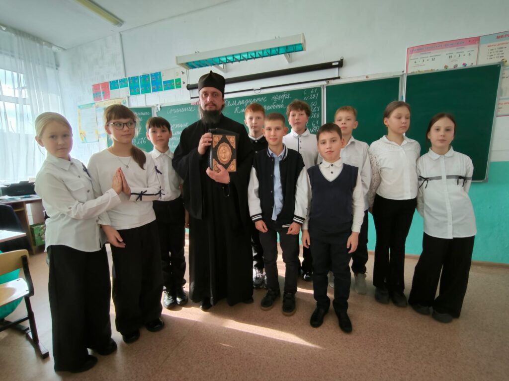 Школьникам п. Вранегль рассказали о празднике Благовещения Богородицы.