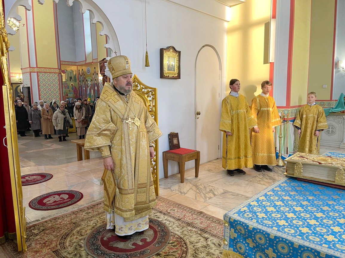 В Неделю 25-ю по Пятидесятнице, епископ Находкинский и Преображенский Николай совершил Божественную литургию в Казанском Кафедральном соборе г. Находки