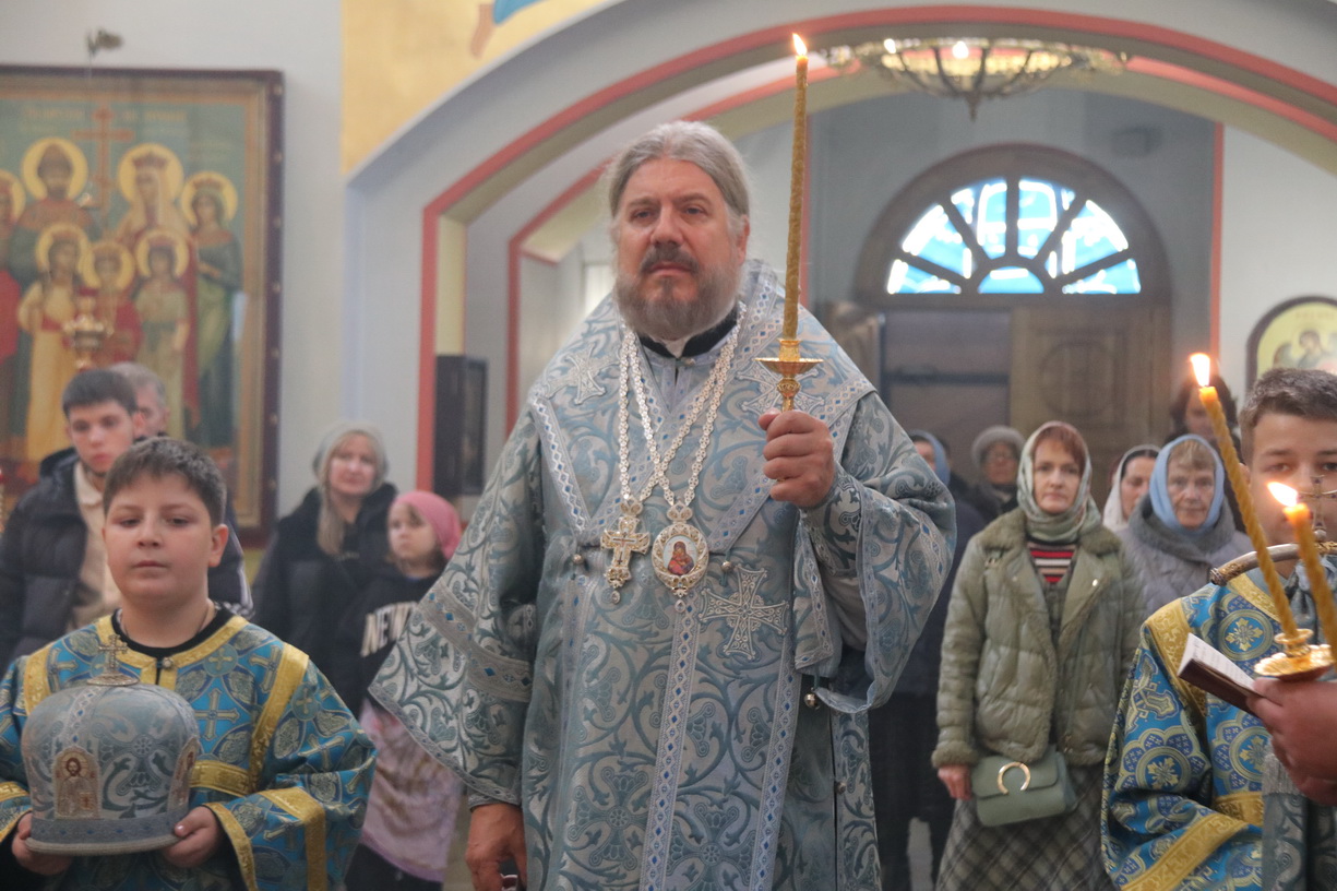 Епископ Николай возглавил всенощное бдение в Казанском Кафедральном соборе в канун престольного праздника.