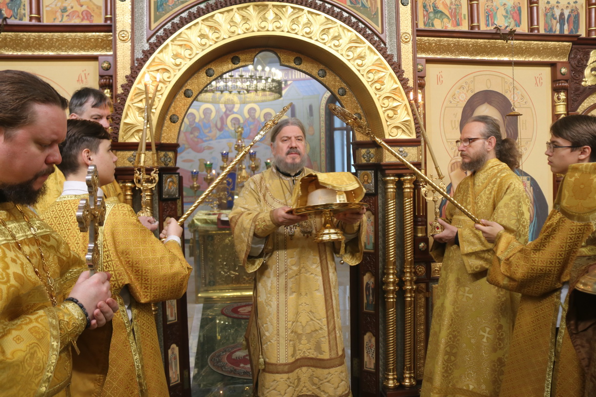 В Неделю 27-ю по Пятидесятнице, епископ Находкинский и Преображенский Николай совершил Божественную литургию в Казанском Кафедральном соборе г. Находки.