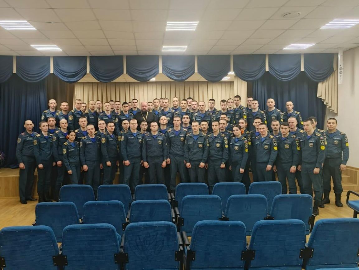Духовно-нравственные ориентиры профессии спасателя иерей Димитрий Брызгалов обсудил с курсантами МЧС