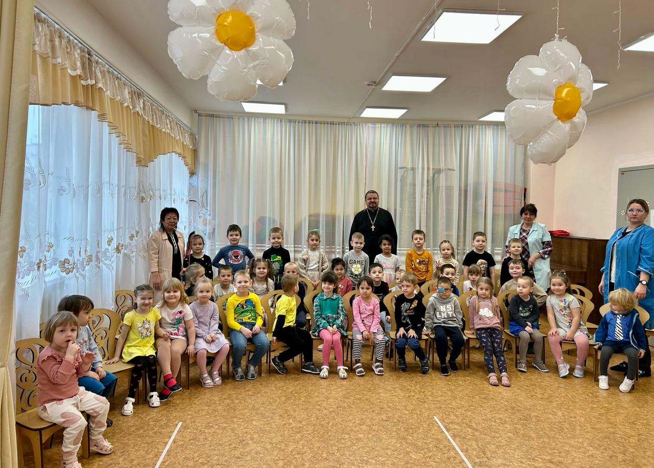 Как рассказать детям о Пасхе? Священник проводит пасхальные беседы в детских садах.