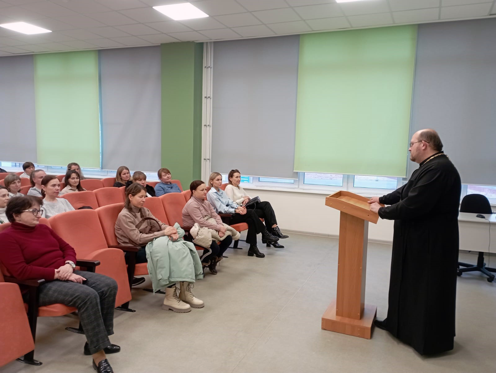 Иерей Роман Капитанюк встретился с родителями в рамках модуля «Основы православной культуры».