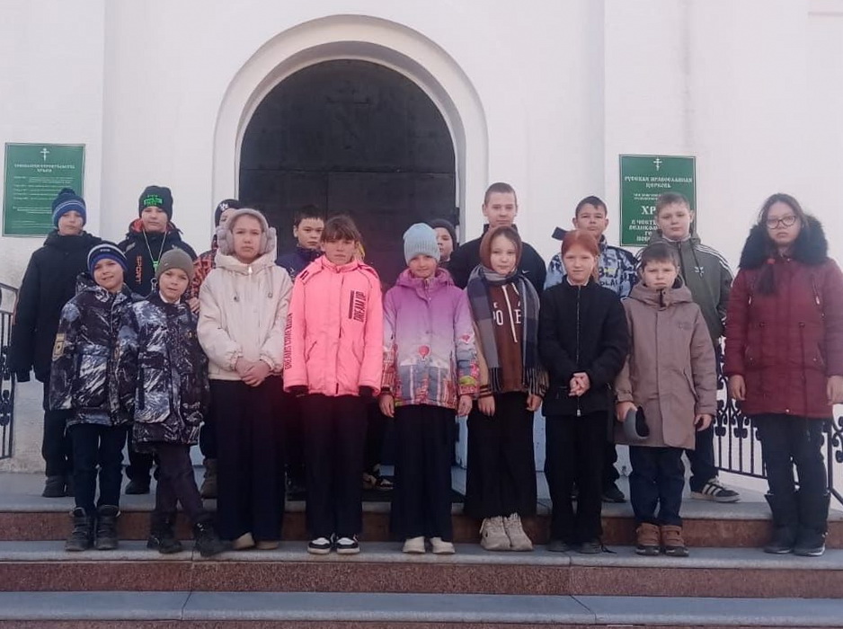 Экскурсия школьников в храм Георгия Победоносца ко Дню православной книги.