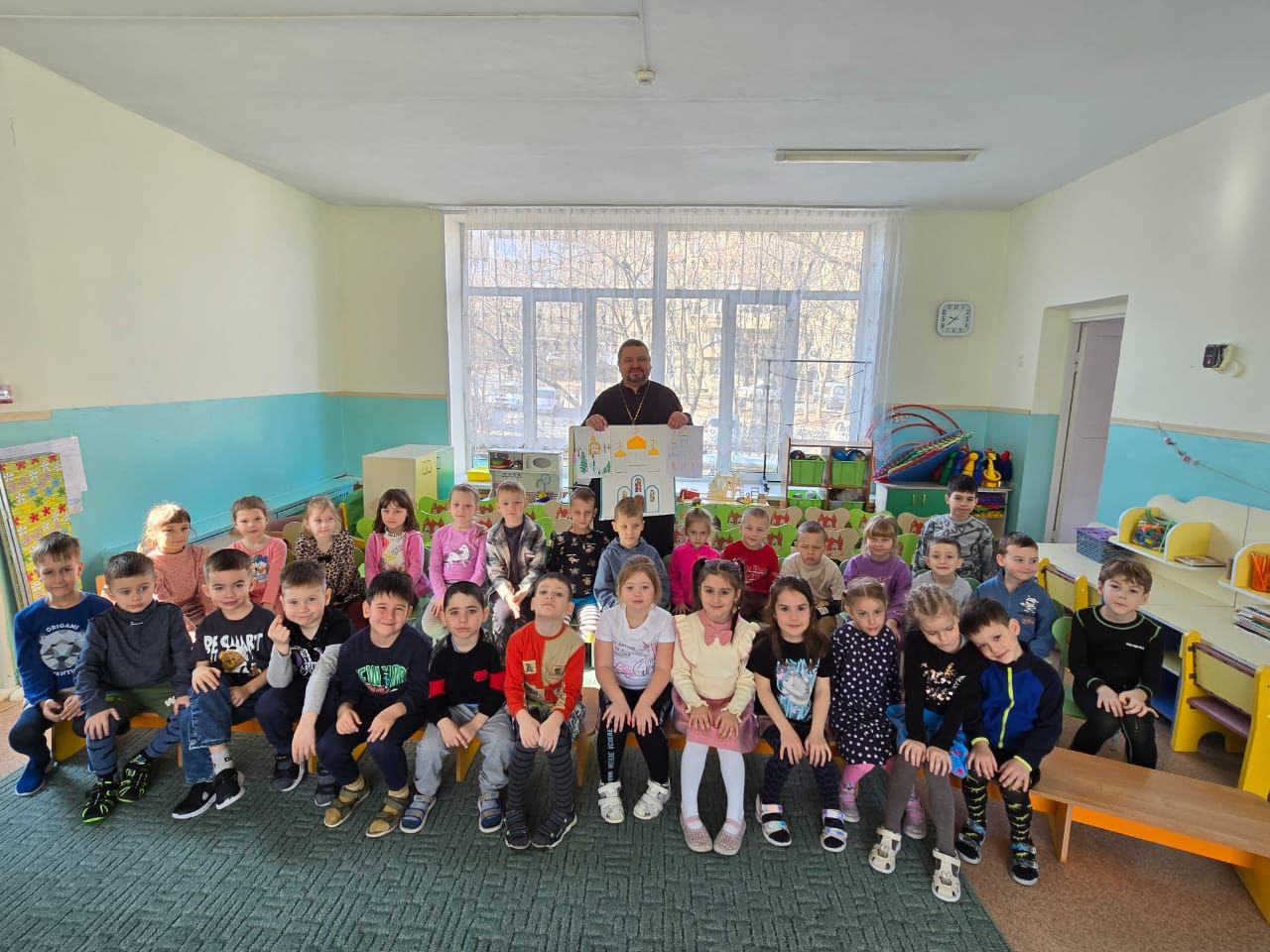 Разговор священника с малышами о Пасхе.