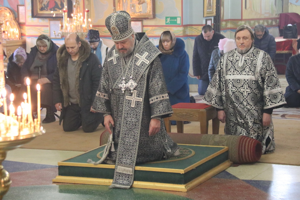 В день памяти 42-ух мучеников во Аморее, епископ Находкинский и Преображенский Николай в сослужении епархиального духовенства совершил соборную Литургию Преждеосвященных Даров в Кафедральном Казанском соборе г. Находки.
