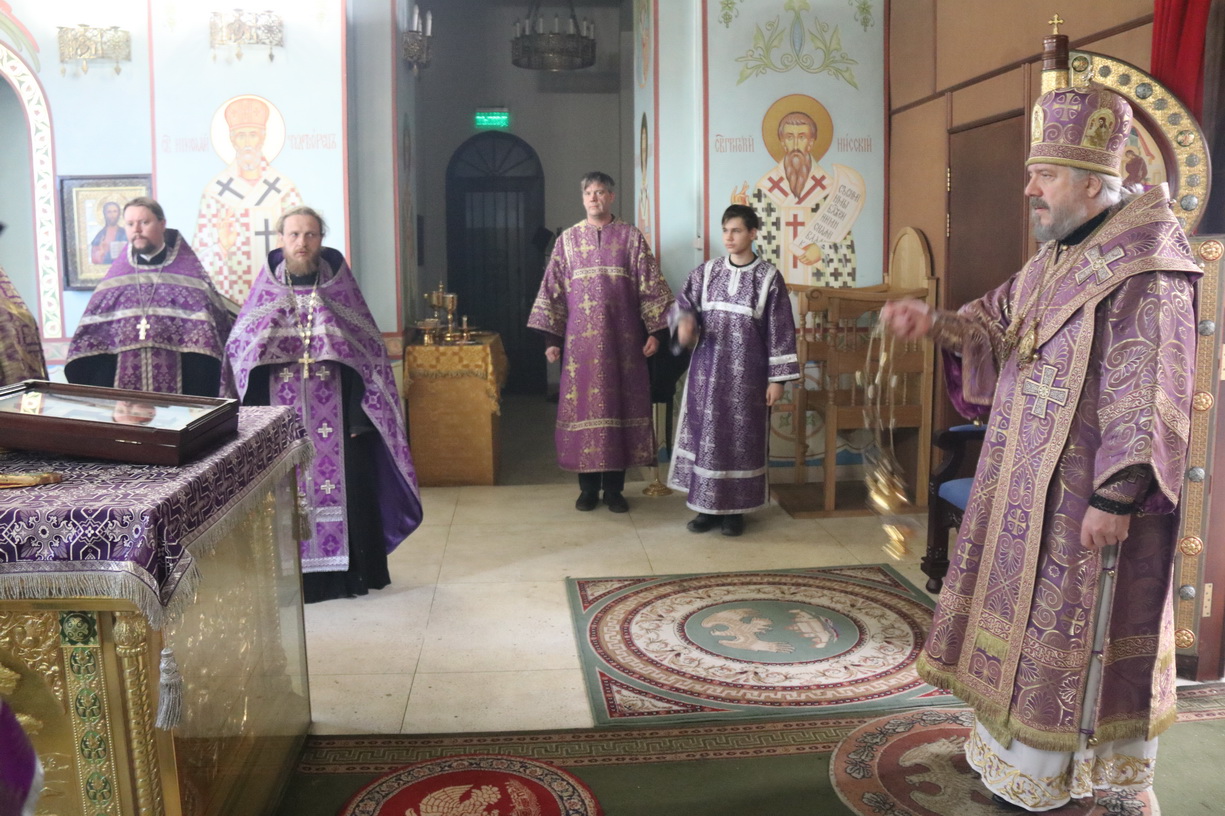 В канун Крестопоклонной недели епископ Николай возглавил всенощное бдение с чином выноса Креста в Казанском соборе г. Находки.