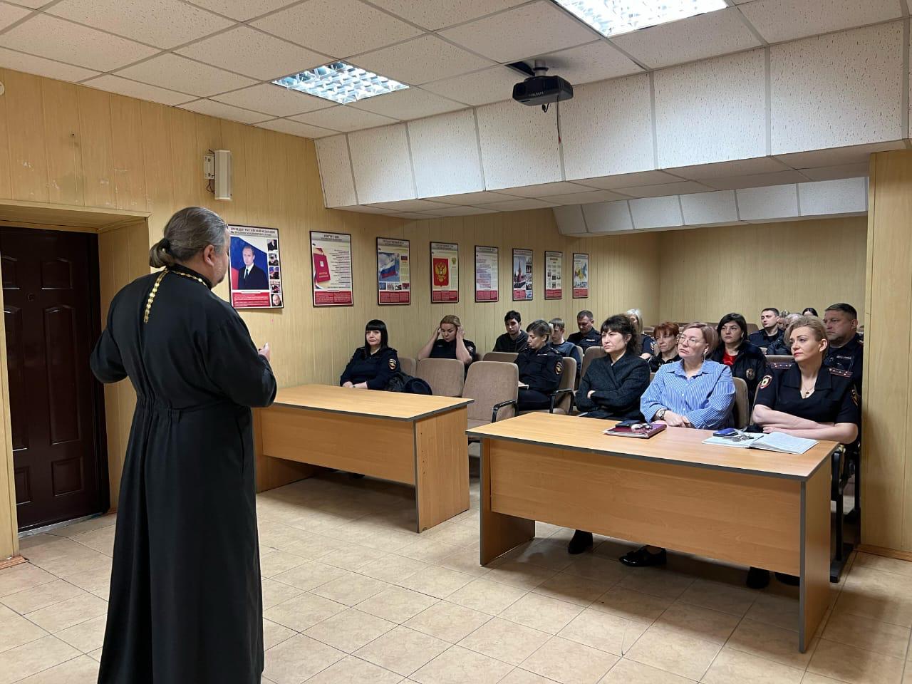 Руководитель отдела провел лекцию для сотрудников МВД.