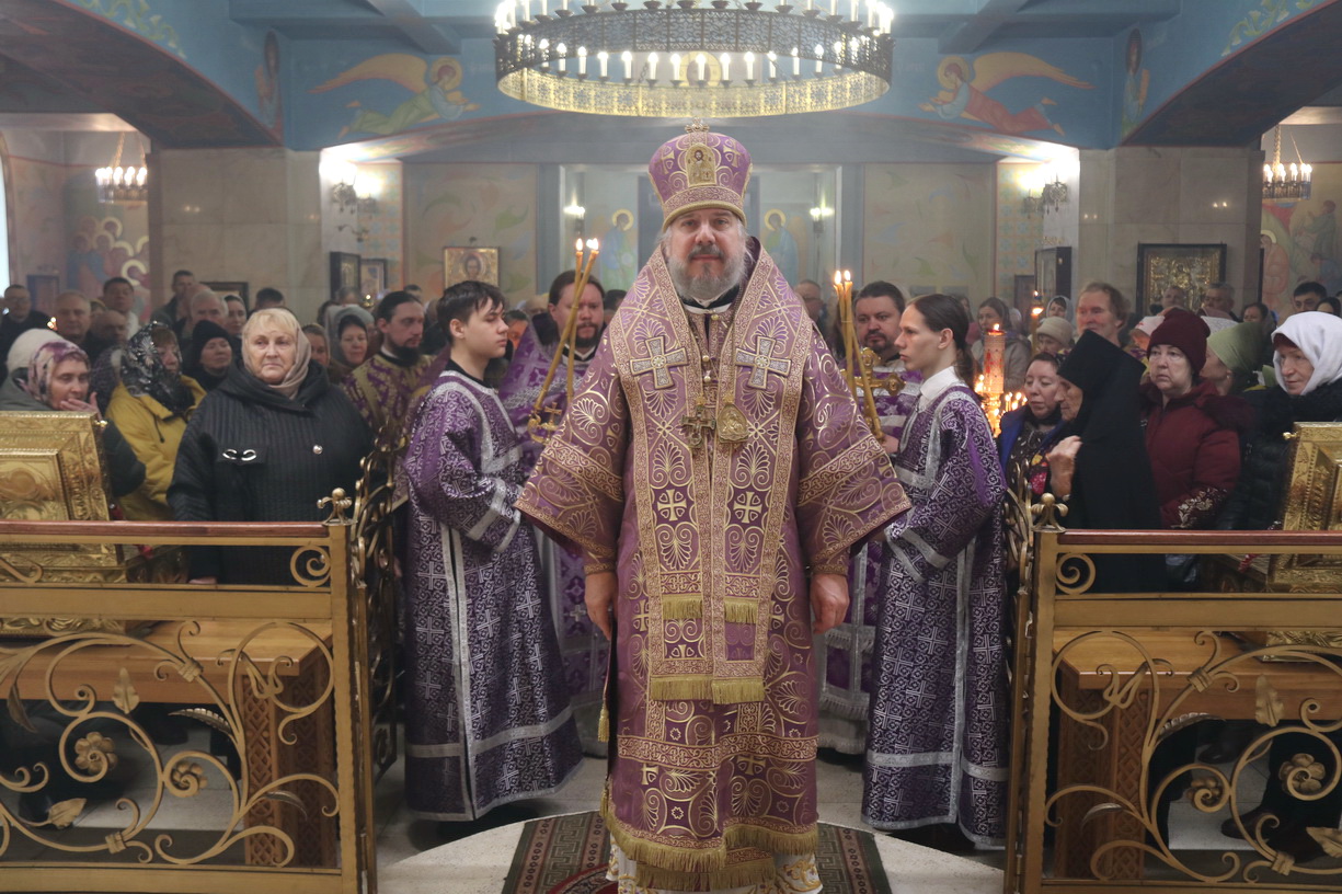 В неделю Крестопоклонную, епископ Находкинский и Преображенский Николай совершил Божественную литургию свт. Василия Великого в Кафедральном Казанском соборе г. Находки.