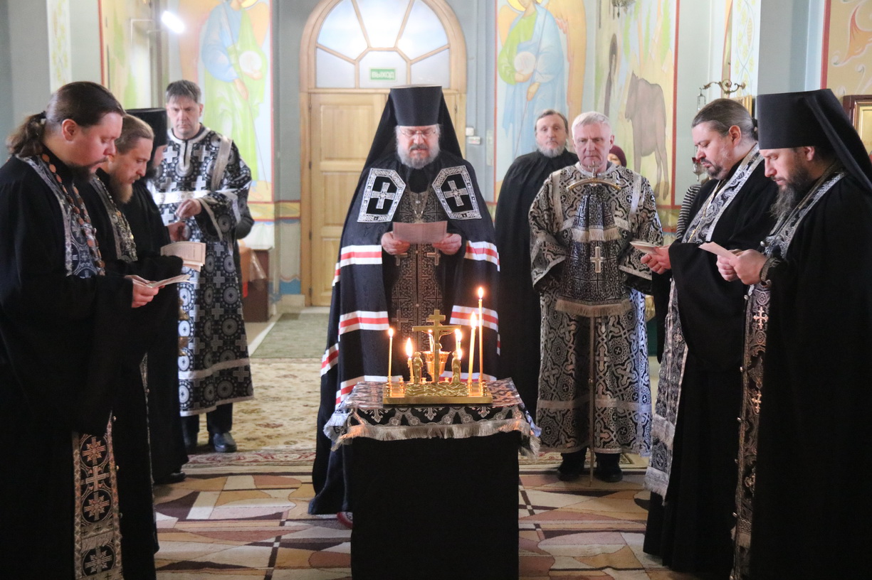 В понедельник первой седмицы Великого поста, епископ Находкинский и Преображенский Николай молился за великопостной утреней.