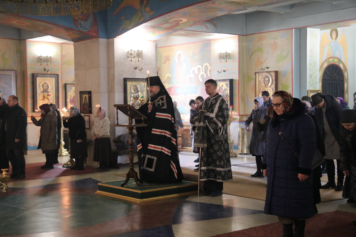 В среду первой седмицы Великого поста епископ Находкинский и Преображенский Николай совершил повечерие с чтением Великого покаянного канона прп. Андрея Критского в Казанском соборе г. Находки.