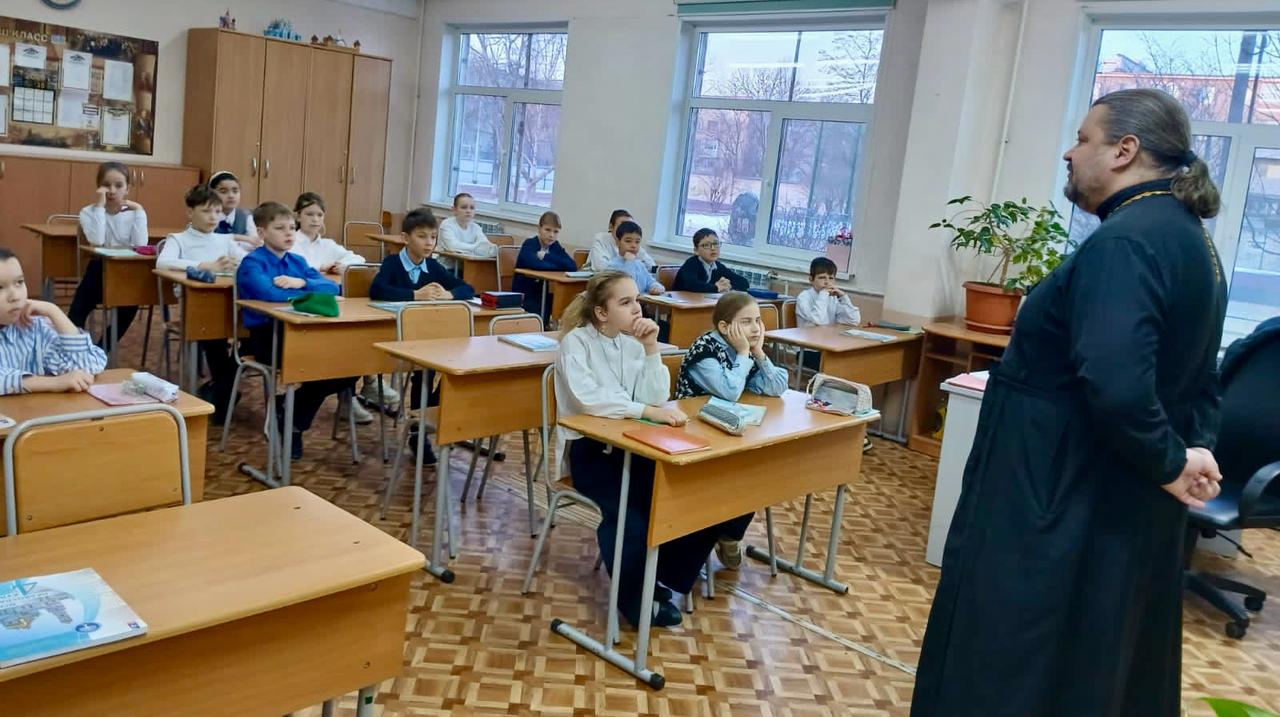 Священник рассказал школьникам о смысле и традициях Пасхи.