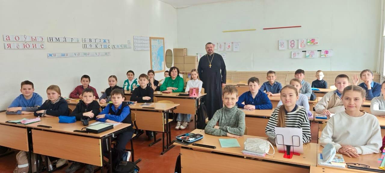 Священник провел беседу о Пасхе для учеников начальной школы.