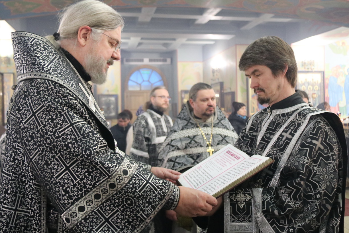 В пятницу первой седмицы Великого поста епископ Находкинский и Преображенский Николай совершил Литургию Преждеосвященных Даров и чин освящения колива в Казанском Кафедральном соборе г.Находки.