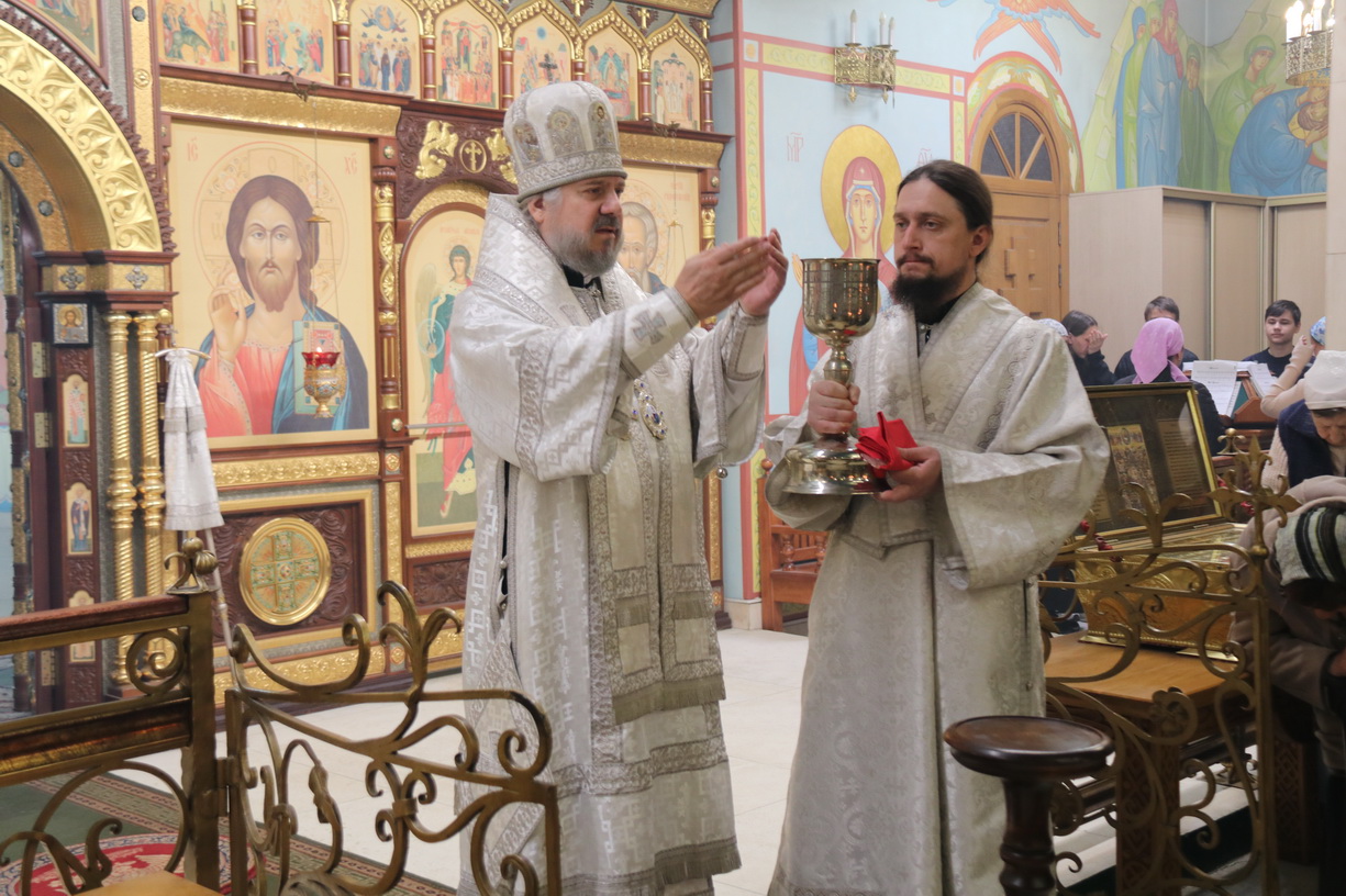 В Лазареву субботу епископ Находкинский и Преображенский Николай совершил Божественную литургию в Казанском кафедральном соборе г. Находки.