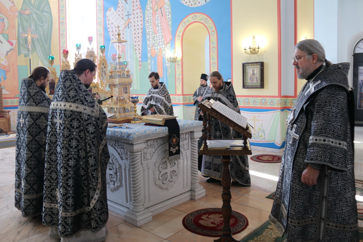 В Великую среду епископ Находкинский и Преображенский Николай совершил Литургию Преждеосвященных Даров в Казанском Кафедральном соборе г. Находки.