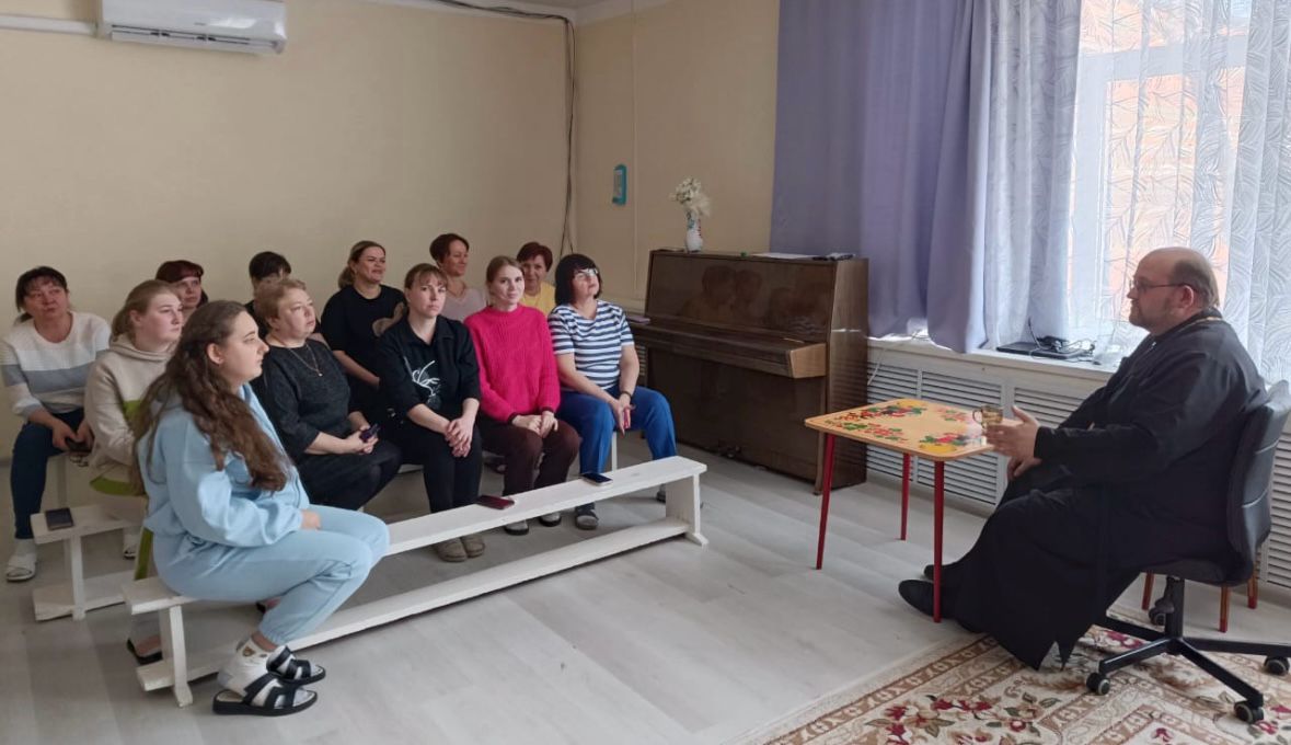 Иерей Роман Капитанюк проводит беседы с родителями дошкольников о духовно-нравственном воспитании.
