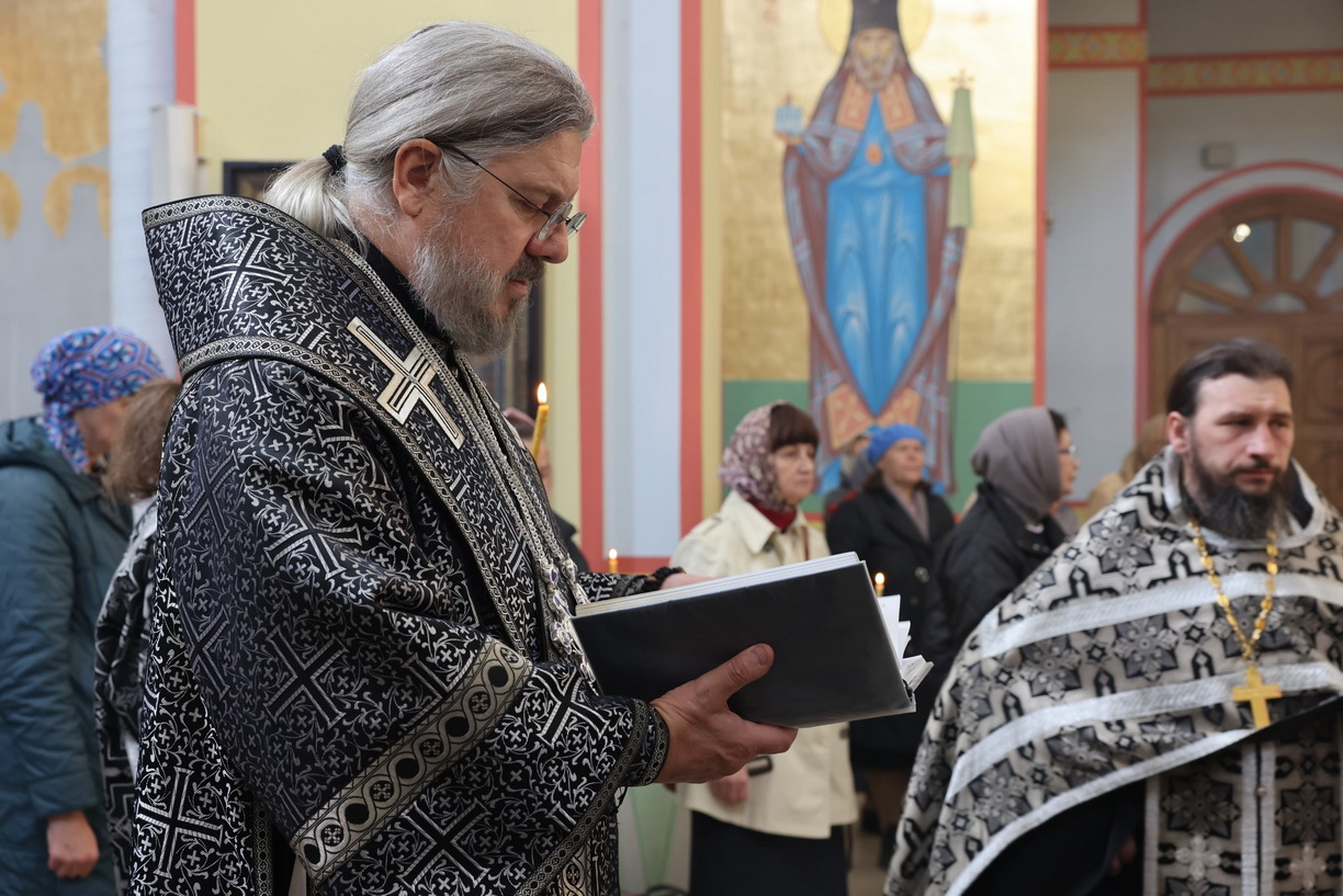 Епископ Находкинский и Преображенский Николай совершил утреню Великой пятницы с чтением двенадцати Страстных Евангелий.